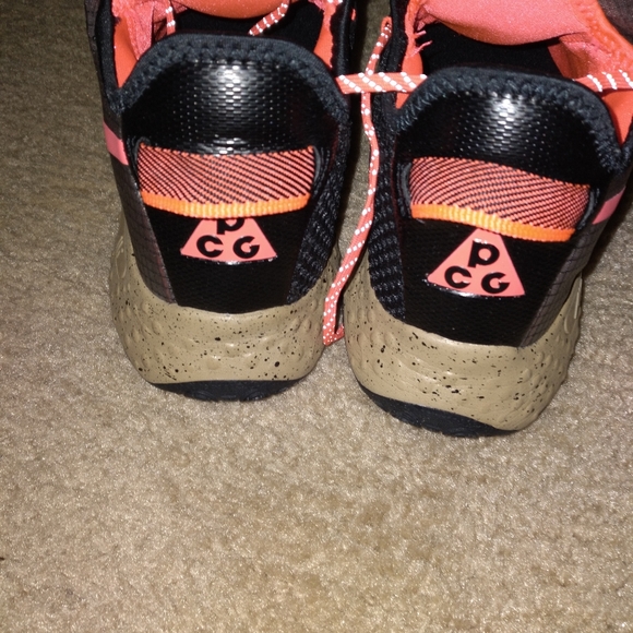 Nike shoes - Picture 2 of 5